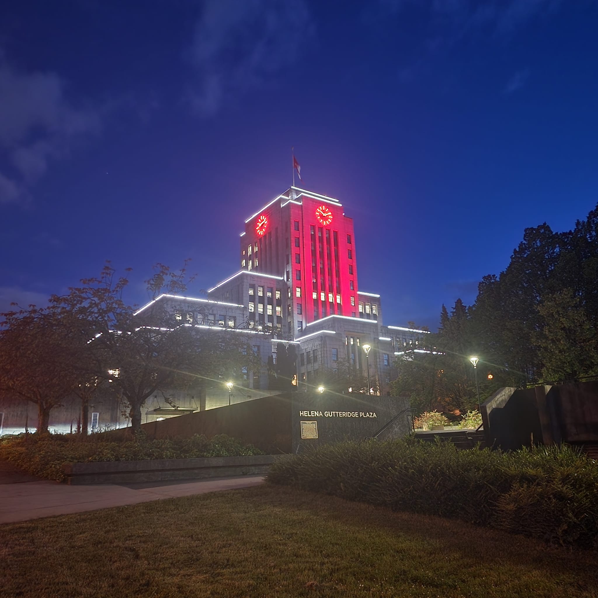Vancouver City Hall lights up red for RUM 2022. Photo: Louise Boilevin